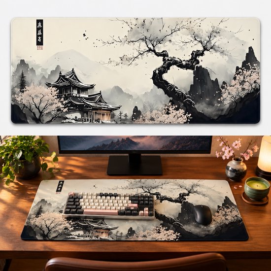 Bovenaanzicht van de Zen design muismat en de setup op een houten bureau met een wit-roze toetsenbord en muis.