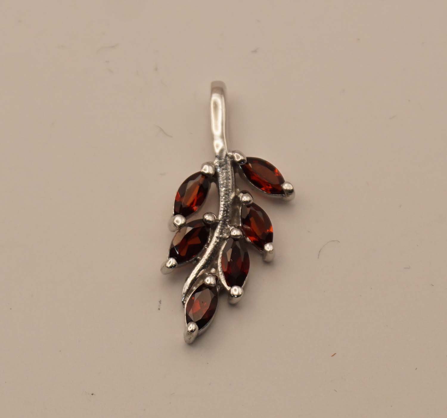 Zilveren hanger tak met garnaat stenen - sterling zilveren hanger natuur garnet stenen op takje - 925 zilveren hanger tak - natuurlijke hanger voor aan ketting - pendant twig for collier