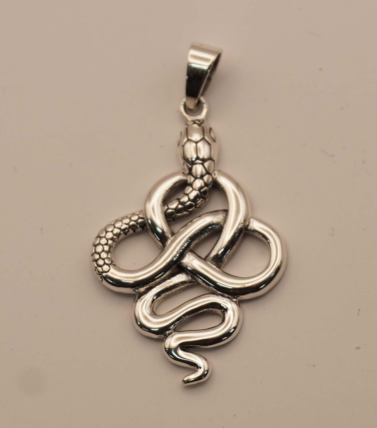 Zilveren hanger eeuwige slang - sterling zilveren hanger geknoopte slang - prachtige slangen hanger voor aan ketting - snake pendant for collier - sierlijke slang als halshanger