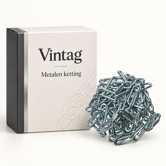 Zilveren metalen ketting in een hoopje naast een witte Vintag verpakkingsdoos.