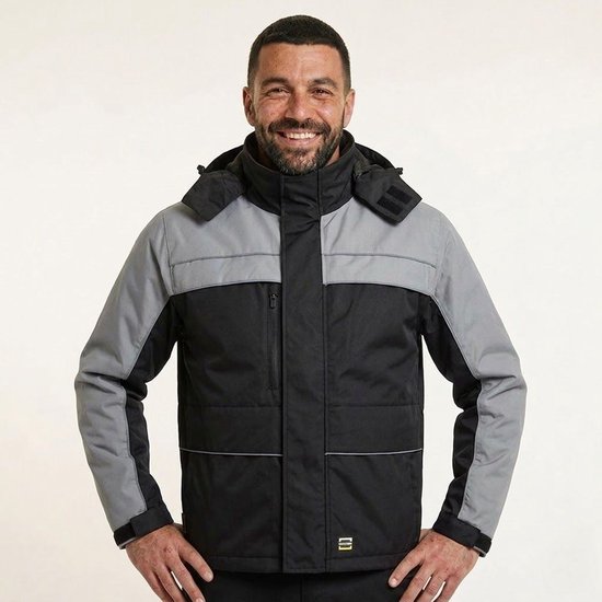 Man met een Tricorp werkparka in zwart en grijs, met reflecterende strepen.