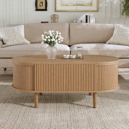Ovalen houten salontafel met geribbelde deuren, een vaas met witte rozen en een zandloper.