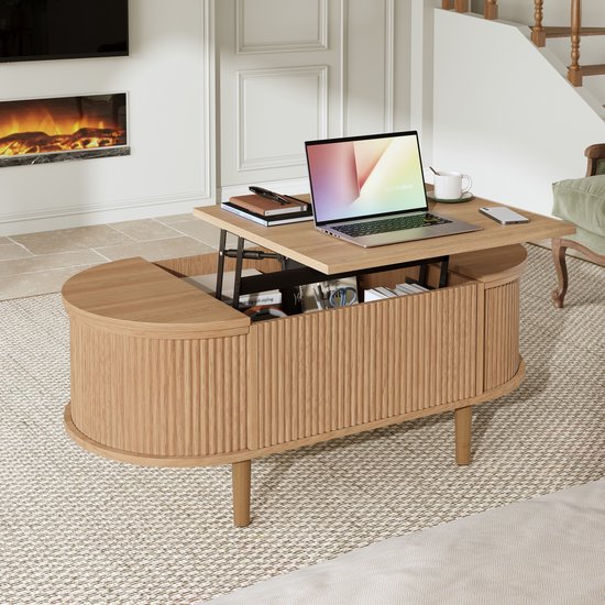 Eikenhouten salontafel met lift-top geopend, waarop een laptop staat. De tafel heeft ribbeldeuren en opbergruimte.