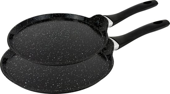 Twee zwarte pannenkoekenpannen met gespikkeld design en zwarte handvatten.