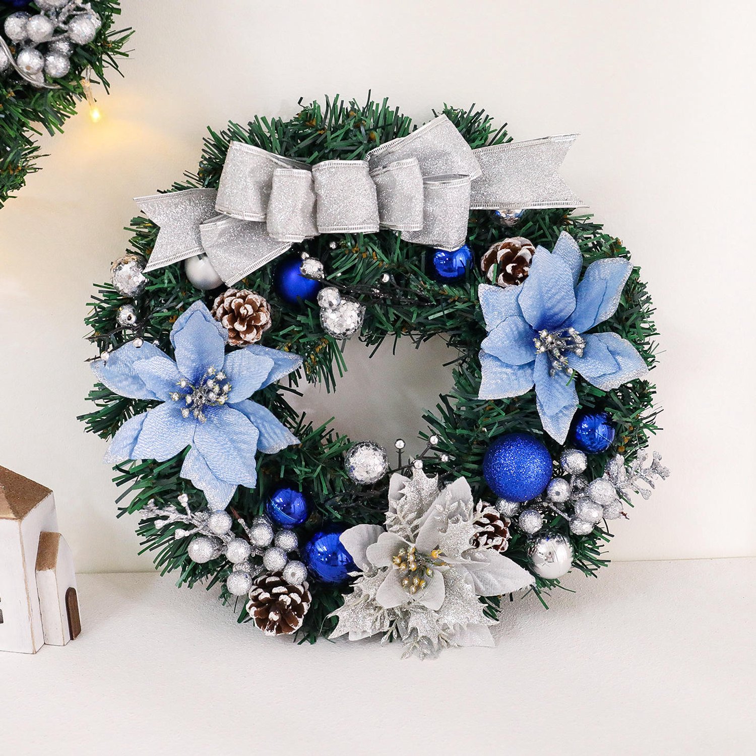 Luxe Kerstkrans voor Voordeur (30 cm) - Blauwe Poinsettia & LED Verlichting - Met Kerstballen & Dennenappels - Sfeervolle Kerstdecoratie – foto 6
