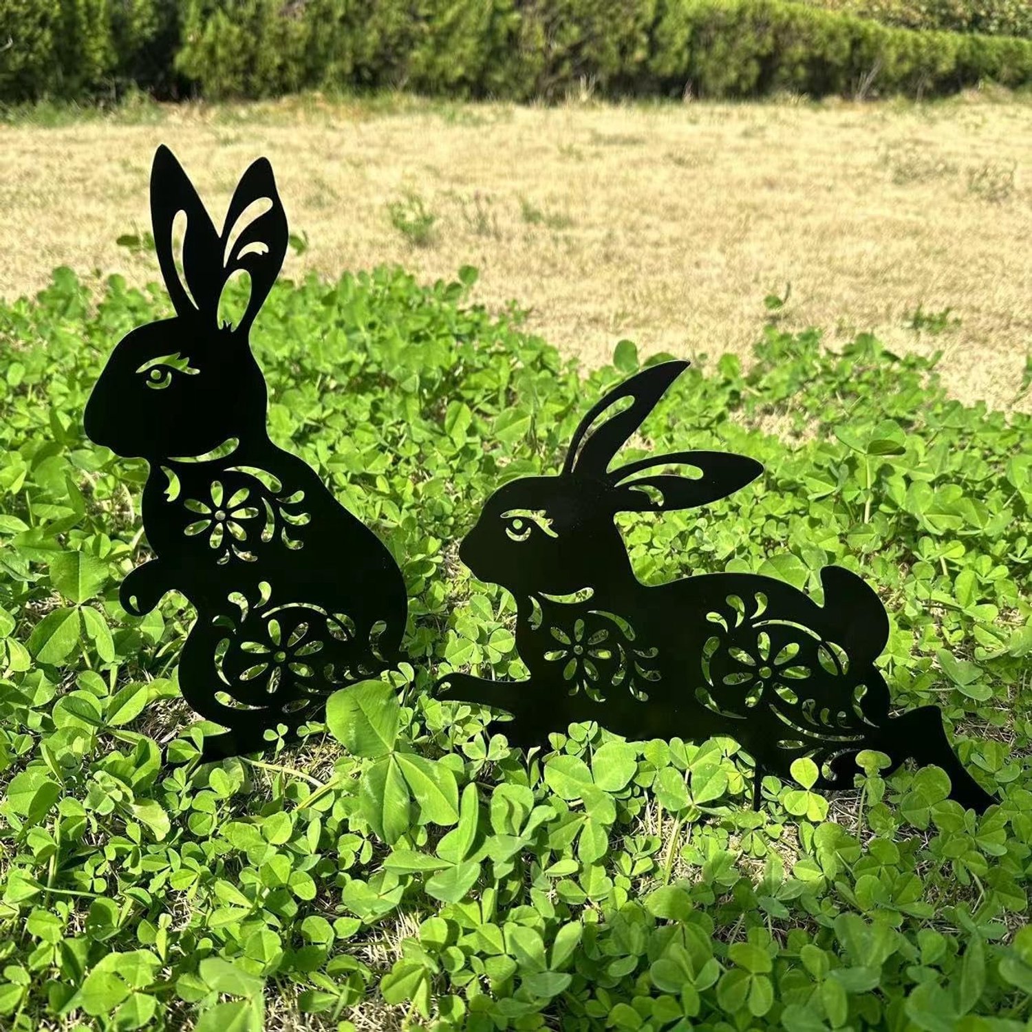 Decoratieve metalen tuinpalen met zwarte konijnsilhouetten, set van 2, voor tuin- en gazonversiering, perfect als cadeau voor konijnenliefhebbers.