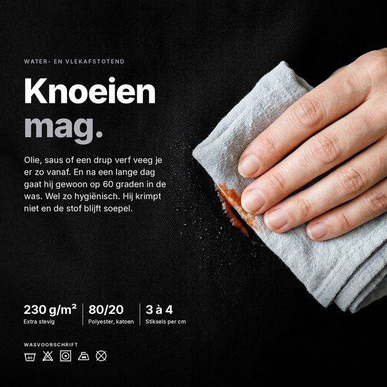 Een hand veegt een rode vlek van een zwart schort met een grijze doek. Het schort is water- en vlekbestendig.