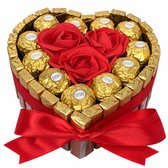 Nina's Giftshop® Chocolade Hart met Ferrero Rocher & Rode Rozen – Valentijn Cadeau – Chocolade Geschenk – Cadeau voor Haar & Hem – Liefdescadeau