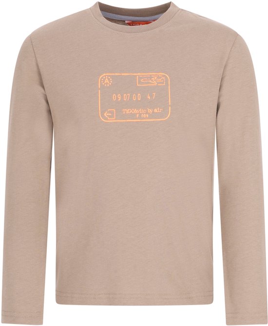 Beige longsleeve met ronde hals en een oranje paspoortstempelprint met 'TYGO&vito by air' tekst op de borst.