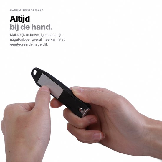 Hand in gebruik met een titanium nagelknipper met geïntegreerde vijl.