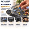 Close-up van een puzzelstukje op een zacht viltoppervlak, tonend de stevige constructie en handige lades.