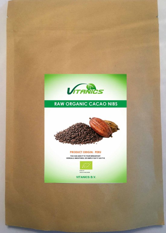 Bruine papieren zak met label: Rauwe biologische cacaonibs, oorsprong Peru, inclusief biologisch EU-logo.