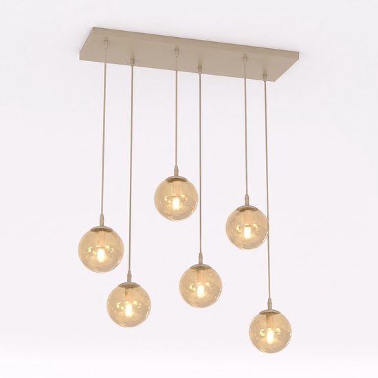 Zeslichts hanglamp met amberkleurige glazen bollen aan een rechthoekige beige plafondplaat, geïsoleerd op wit.