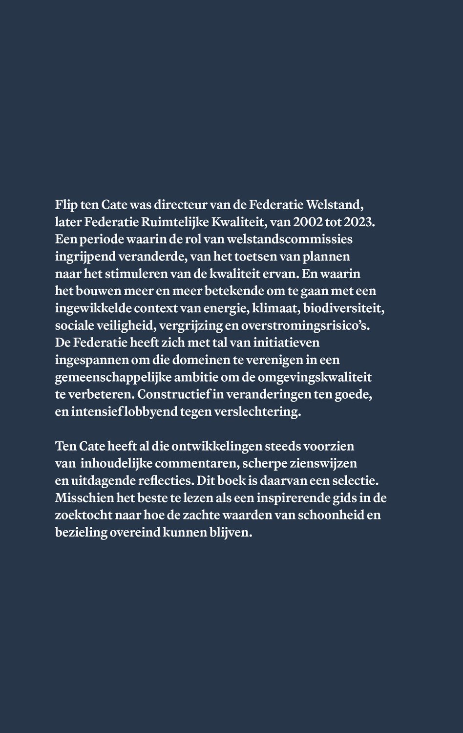 Achterflap van het boek met een biografie van auteur Flip ten Cate in witte tekst op een donkerblauwe achtergrond.