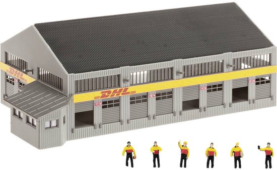 Model van DHL-distributiecentrum met grijs gebouw, gele accenten en zes DHL-medewerkers.