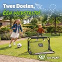 Kinderen voetballen in een tuin met twee zwarte EXIT doelen. Tekst: Twee doelen, één wedstrijd!