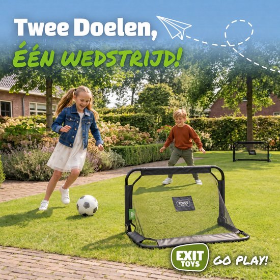 Kinderen voetballen in een tuin met twee zwarte EXIT doelen. Tekst: Twee doelen, één wedstrijd!