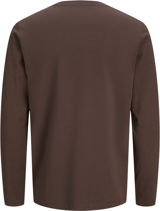 Achterkant van een effen bruin shirt met lange mouwen en ronde hals.