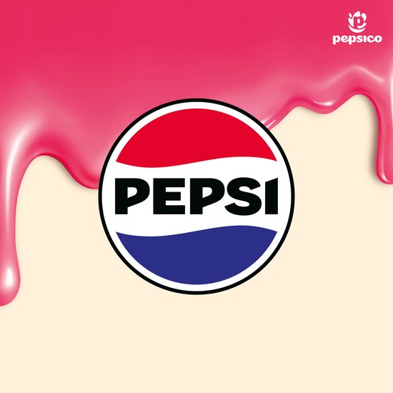 Pepsi-logo tegen een achtergrond van roze vloeistof die over een crèmekleurig vlak stroomt.