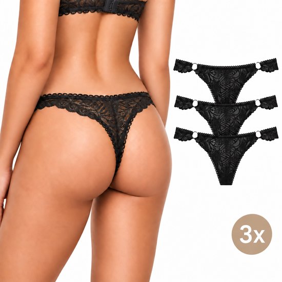 Drie zwarte kanten strings naast een model van achteren gezien, met 3x markering.