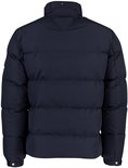 Achterkant van een donkerblauwe gewatteerde jas met een subtiel Tommy Hilfiger-label bij de kraag.