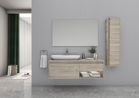 Badkamermeubel in eikenhoutlook met waskom, spiegel en hoge kast tegen een gestreepte wand.