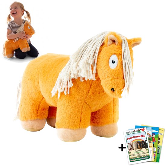 Pluche kastanje-kleurige Crafty Ponies knuffel met witte manen, inclusief paspoort en instructieboekje.