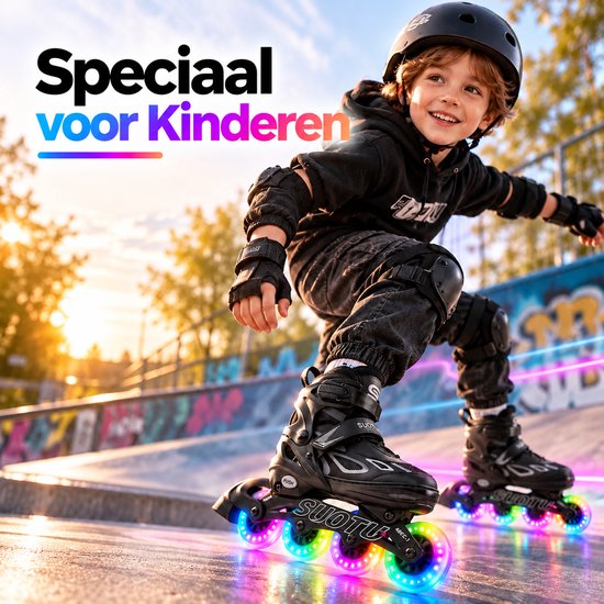 Kind in volledige beschermende uitrusting rolt op zwarte inlineskates met oplichtende wielen.