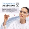 Laborant in witte jas met veiligheidsbril houdt een roze gummy vast met een pincet, met B-Corp logo.