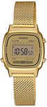 Goudkleurig Casio digitaal horloge met vierkante kast, display met alarm en timer, en een fijne mesh horlogeband.