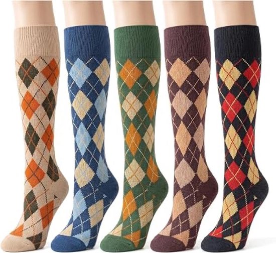 Vijf paar kniekousen met ruitpatroon op etalagebenen in beige, blauw, groen, bruin en zwart met rode accenten.