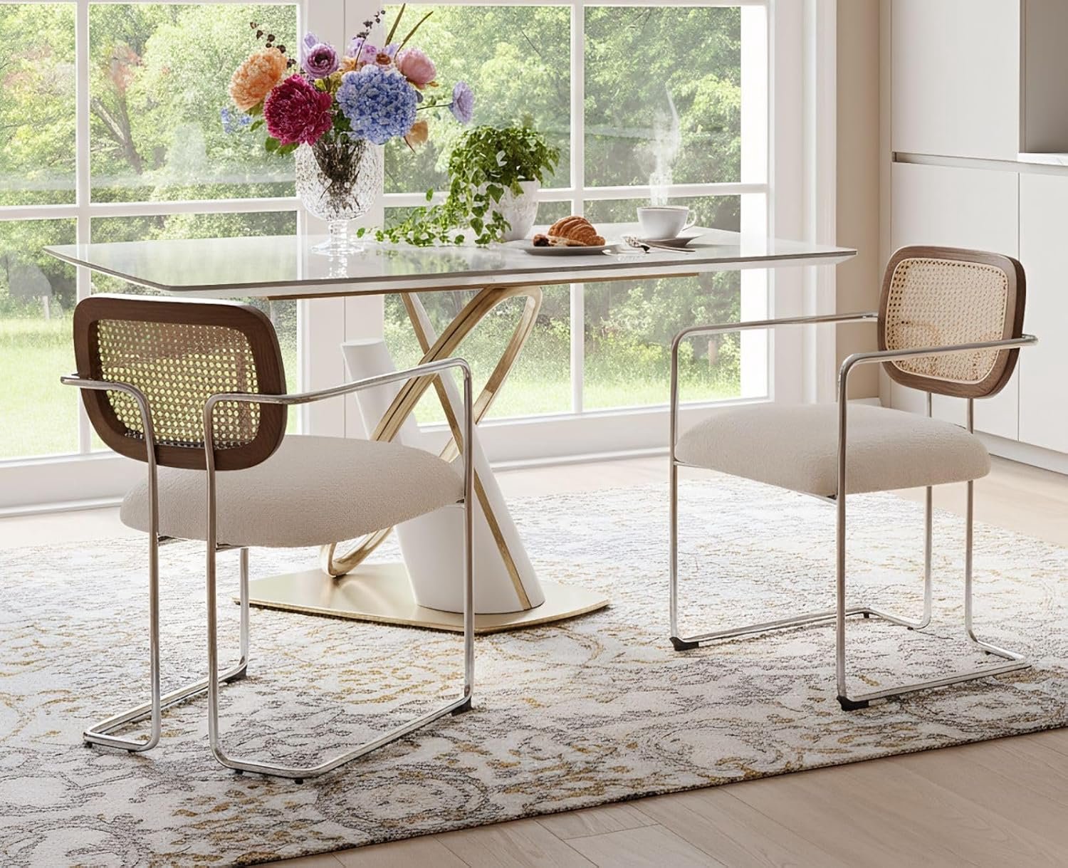Retro Eetkamerstoelen met Rotan Rugleuning en Zachte Imitatiebont Bekleding, Witte Gestoffeerde Keukenstoelen met Armleuningen en Metalen Onderstel, Set van 2, 50 x 53 x 78 cm