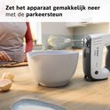 Bosch ErgoMixx 750W handmixer met parkeersteun, klaar voor gebruik op een houten aanrecht.