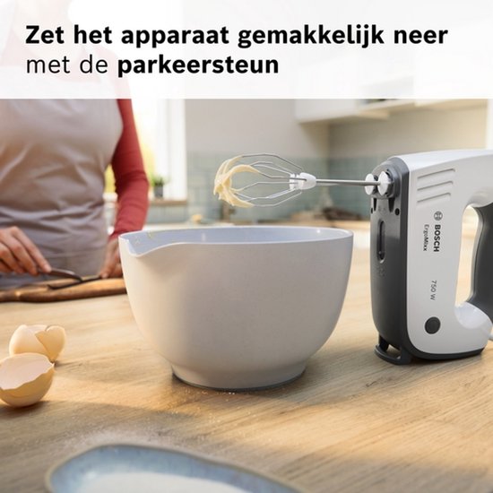 Bosch ErgoMixx 750W handmixer met parkeersteun, klaar voor gebruik op een houten aanrecht.