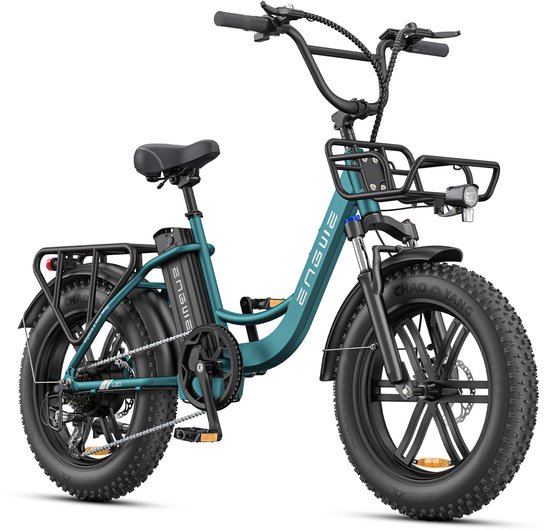 Groene Engwe L20 Boost e-bike met mand voor en krat achter, staand op witte achtergrond.