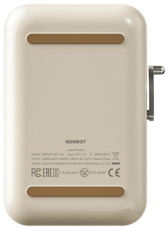 Onderkant van de crèmewitte Niimbot B21 Pro labelprinter met technische productinformatie en twee bruine voetjes.