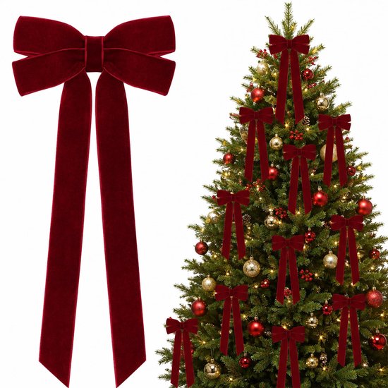 Dieprode fluwelen kerststrikken ter decoratie van een groen versierde kerstboom.