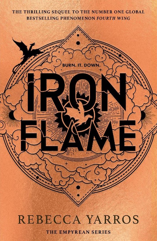 Couverture du livre Iron Flame en couleur cuivre, avec des illustrations noires de dragons, nuages et le titre en cercle.