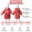 Maattabel voor baby-romper maat 74 (6-9 maanden) met afmetingen en wasvoorschriften in het Nederlands.