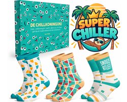 Silly Soles® Grappige Sokken Cadeaupakket Chillen - One Size Sokken met Tekst - Grappige Cadeaus Huissokken Dames Heren - Verjaardag Cadeau Vrouw Man - Geschenkset Moeder, Mama, Papa, Vader, Vriendin, Zus, Oma, Opa - Originele Cadeautjes