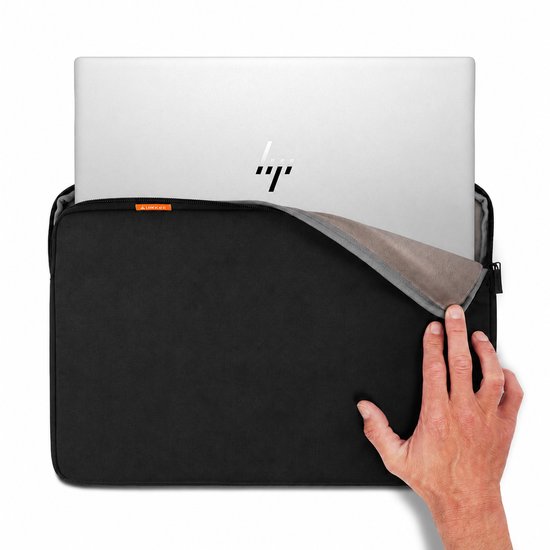 Housse d'ordinateur portable noire avec doublure grise. Un ordinateur portable argenté avec le logo HP est glissé à l'intérieur.