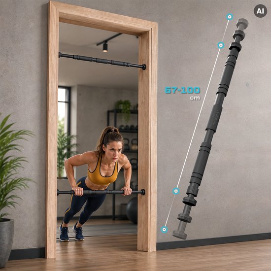 Een vrouw met een geel hemd en blauwe legging doet een push-up aan een zwarte optrekstang van 67-100 cm, gemonteerd in een deuropening.