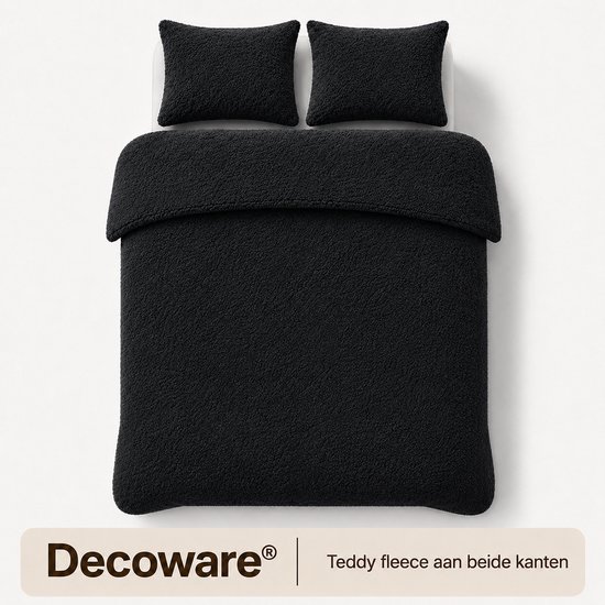 Een zwart teddy fleece dekbedovertrek met twee kussenslopen, van bovenaf gefotografeerd. Met tekst 'Decoware® Teddy fleece aan beide kanten'.