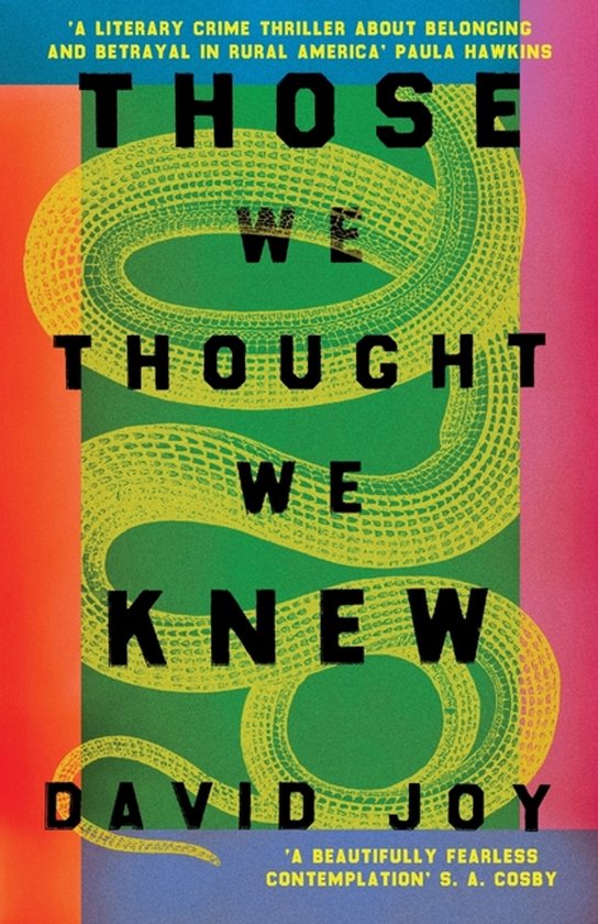 Boek 'Those We Thought We Knew' met een gele slang op een achtergrond van rode, roze, groene en blauwe kleurvlakken.