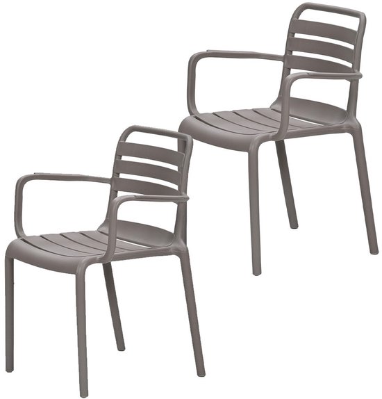 Twee taupekleurige tuinstoelen van Garden Impressions met horizontale spijlen in de rugleuning en zitting.