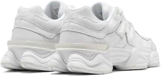 Achterkant van een paar off-white New Balance 9060 sneakers met transparante accenten op de zool.