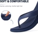 Close-up van een zachte, donkerblauwe teenslipper met gedempte voetzool, met focus op comfort.