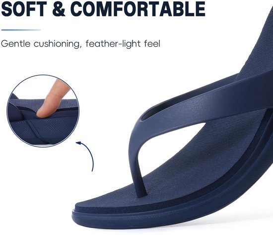 Close-up van een zachte, donkerblauwe teenslipper met gedempte voetzool, met focus op comfort.