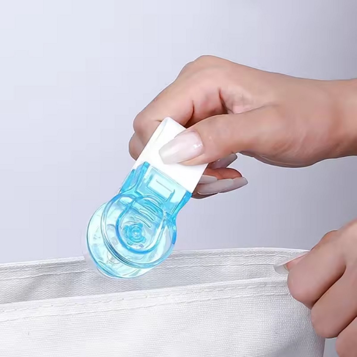 New Age Devi - Efficiënt pillen uitdrukken met de Pillen-Uitdrukker - blauw/wit design voor moeiteloze pillenstrip extractie!