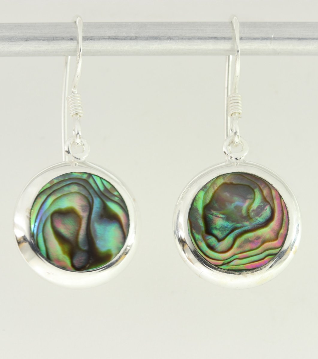 Ronde zilveren oorbellen met abalone schelp